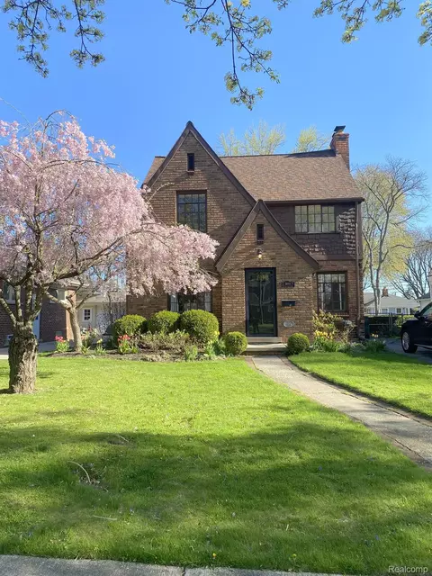 2647 Pembroke Rd, Birmingham, MI 48009