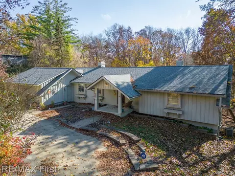 1035 W Snell Rd, Rochester, MI 48306