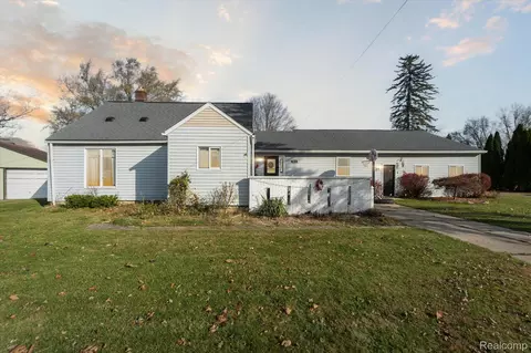 915 Gerald St, Flushing, MI 48433