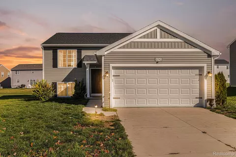 16565 Charles Town Dr, Fenton, MI 48451