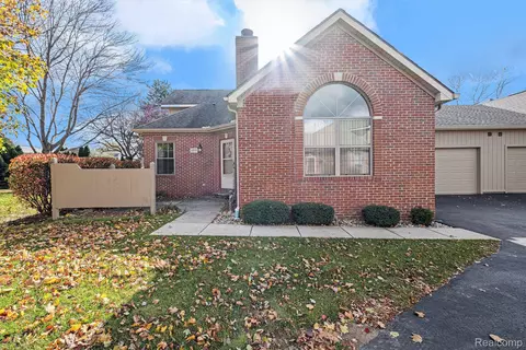 651 Perry Creek Dr, Grand Blanc, MI 48439