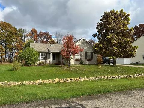 5450 Deer Trl, Fenton, MI 48451
