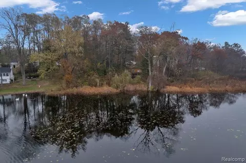 988 Walnut St, Lake Orion, MI 48362