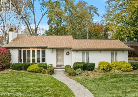 220 S Williamsbury Rd, Bloomfield Hills, MI 48301