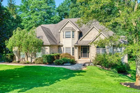 10408 Overhill Dr, Brighton, MI 48114