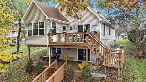 10521 Runyan Lake Pt, Fenton, MI 48430