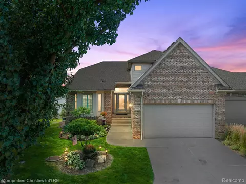972 Sunset Dr, Waterford, MI 48328