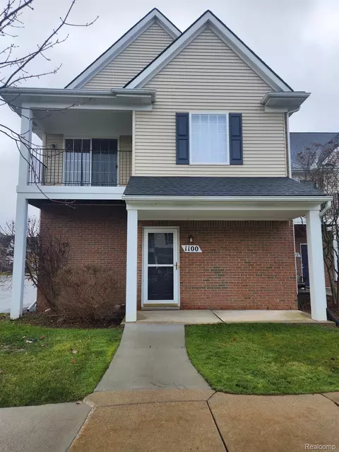 1100 Rial Lake Dr, Howell, MI 48843