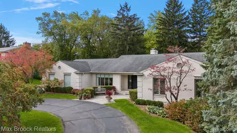 4050 Nearbrook Rd, Bloomfield Hills, MI 48302