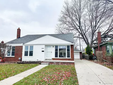 28339 Hollywood St, Roseville, MI 48066
