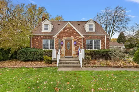 34125 Jefferson Ave, Saint Clair Shores, MI 48082