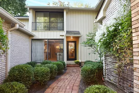 1220 S Timberview Trl, Bloomfield Hills, MI 48304