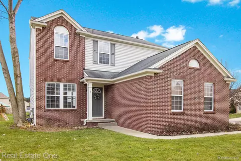 891 Canyon Creek Dr, Holly, MI 48442