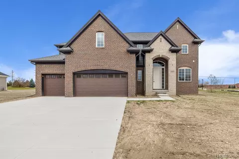51660 Creek View Dr, New Baltimore, MI 48051