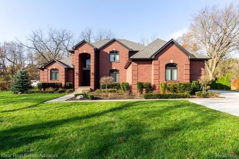 52679 Shelby Rd, Shelby Township, MI 48316