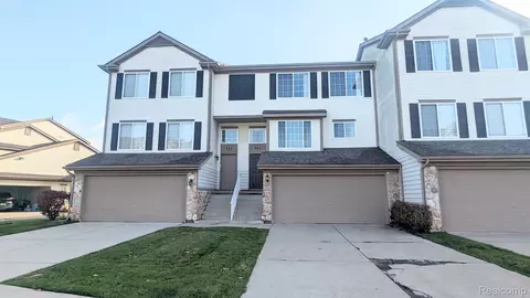 325 Oak Ridge Dr, Pontiac, MI 48341