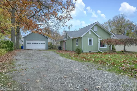 3941 Cresthaven Dr, Waterford, MI 48328