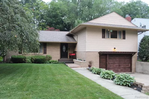 416 James Connis Dr, Flushing, MI 48433