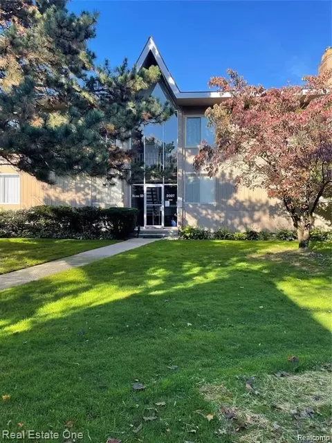 2027 Klingensmith Rd #102, Bloomfield Hills, MI 48302