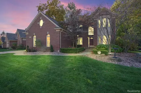2032 Roundtree, Rochester Hills, MI 48307