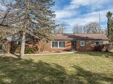 1062 N Adams Rd, Rochester Hills, MI 48306