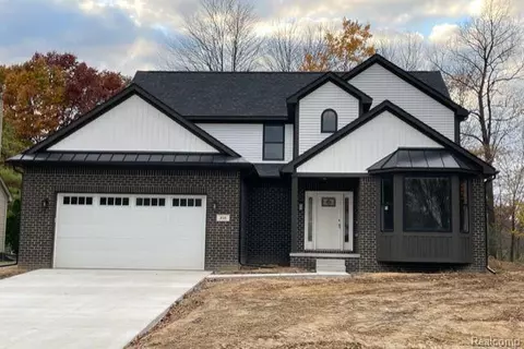 498 Green Hill Ln, Orion, MI 48360