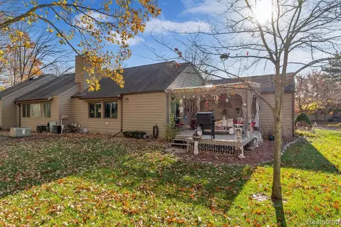 2410 Tanbark Oak Dr, Flint, MI 48532