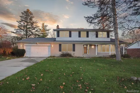 2105 Chalet Dr, Rochester Hills, MI 48309