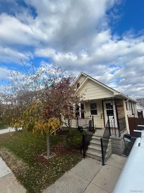 1077 5th St, Wyandotte, MI 48192
