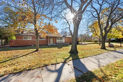 130 E Square Lake Rd, Bloomfield Hills, MI 48304