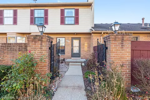 38831 Country Cir # 74, Farmington Hills, MI 48331