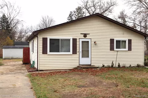414 Lakeview St, Holly, MI 48442