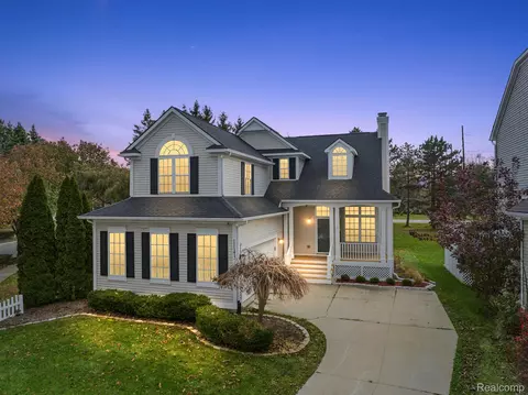 1143 Fountain View Ln, Oxford, MI 48371