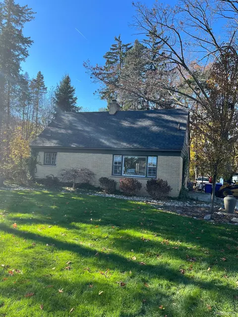 2927 Orange Grove Rd, Waterford, MI 48329