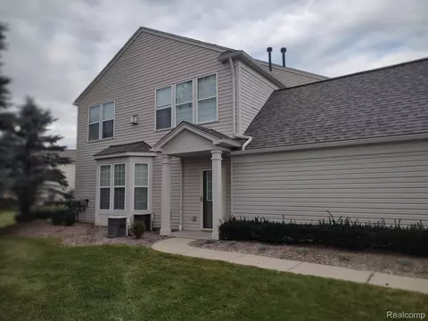 515 Dockside Cir, Holly, MI 48442