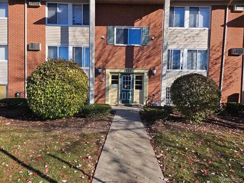 7394 Central St #3, Westland, MI 48185