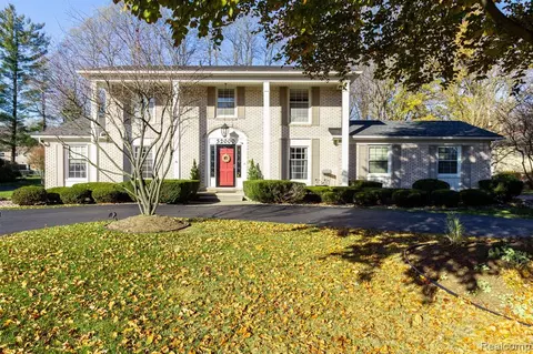 32000 Balmoral Dr, Livonia, MI 48154
