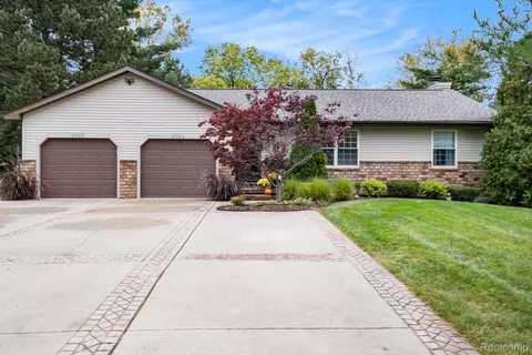 9064 Saddle Horn Dr, Flushing, MI 48433