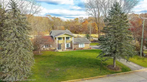 1481 Winter Ln, Brighton, MI 48114