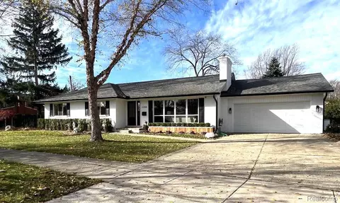 20091 Morningside Dr, Grosse Pointe Woods, MI 48236