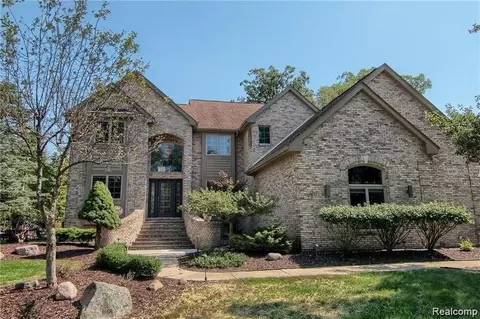 21757 Westcroft Dr, Grosse Ile, MI 48138