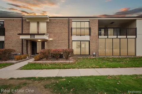 18366 University Park Dr, Livonia, MI 48152