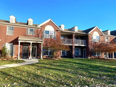 29855 Fox Run Cir, Warren, MI 48092