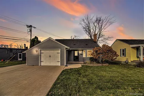 21830 Lincoln St, Rockwood, MI 48173