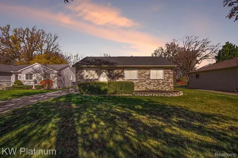 23441 Deanhurst St, Clinton Township, MI 48035