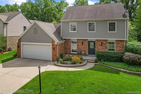 660 Essex Dr, Rochester Hills, MI 48307