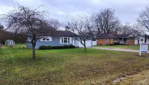 5490 Shamrock Ln, Flint, MI 48506