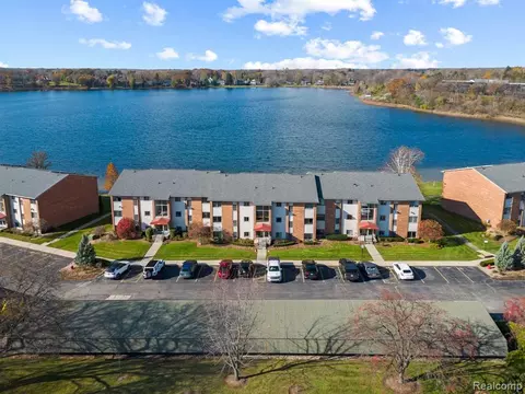 1958 Klingensmith Rd #27C, Bloomfield Hills, MI 48302