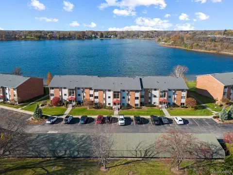 1958 Klingensmith Rd #27C, Bloomfield Township, MI 48302
