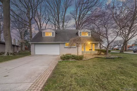 16095 Fairlane Dr, Livonia, MI 48154